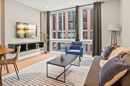 TV, offices. Luxury 2BD | 4 Beds | Northern Liberties
