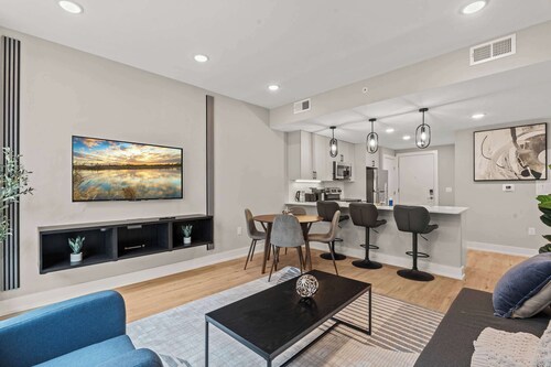 Chic Waterfront Pad | Sleeps 8 | Prime 2BR Getaway