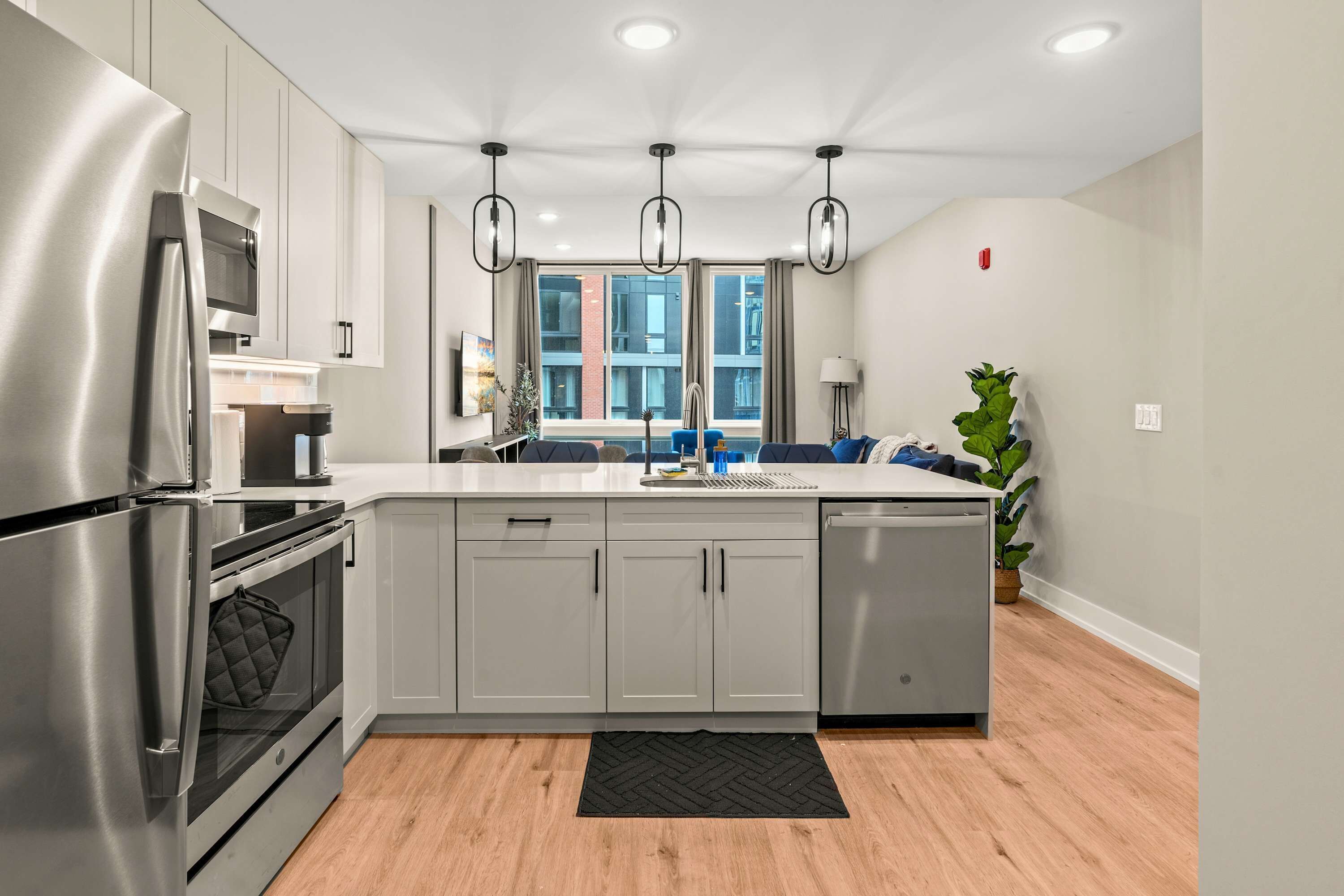 冷蔵庫、電子レンジ、オーブン、コンロ