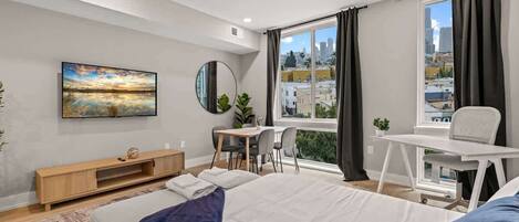 Escritorio, wifi, ropa de cama