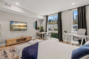 Escritorio, wifi y ropa de cama 
