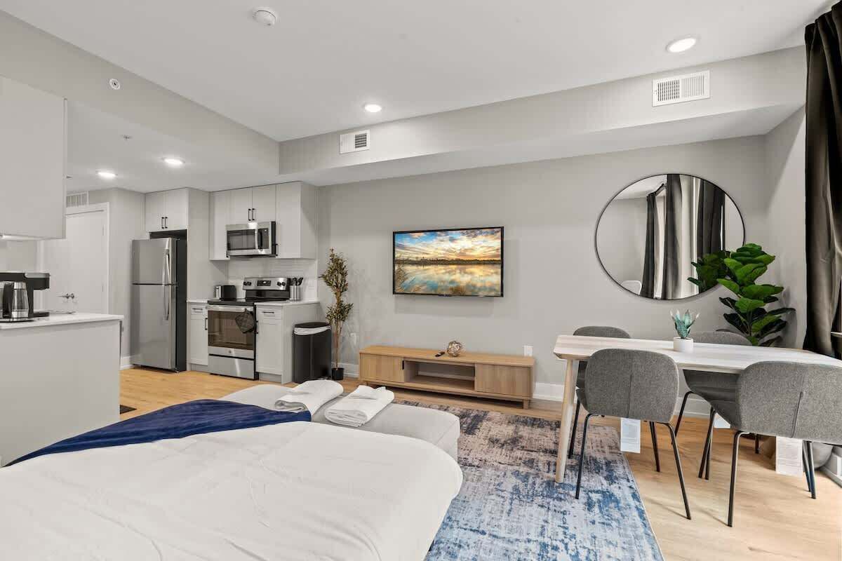 Een bureau, wifi, beddengoed