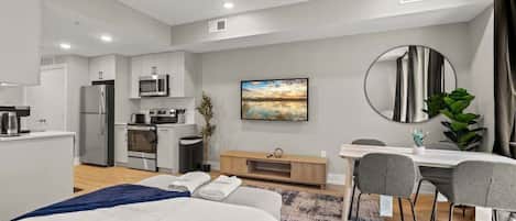 Een bureau, wifi, beddengoed