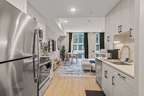 Kühlschrank, Mikrowelle, Ofen, Herdplatte