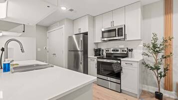 Kühlschrank, Mikrowelle, Ofen, Herdplatte