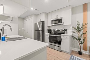 Réfrigérateur, micro-ondes, four, plaque de cuisson