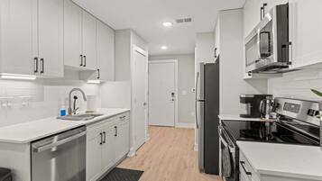 Refrigerador, microondas, horno, placa de cocina