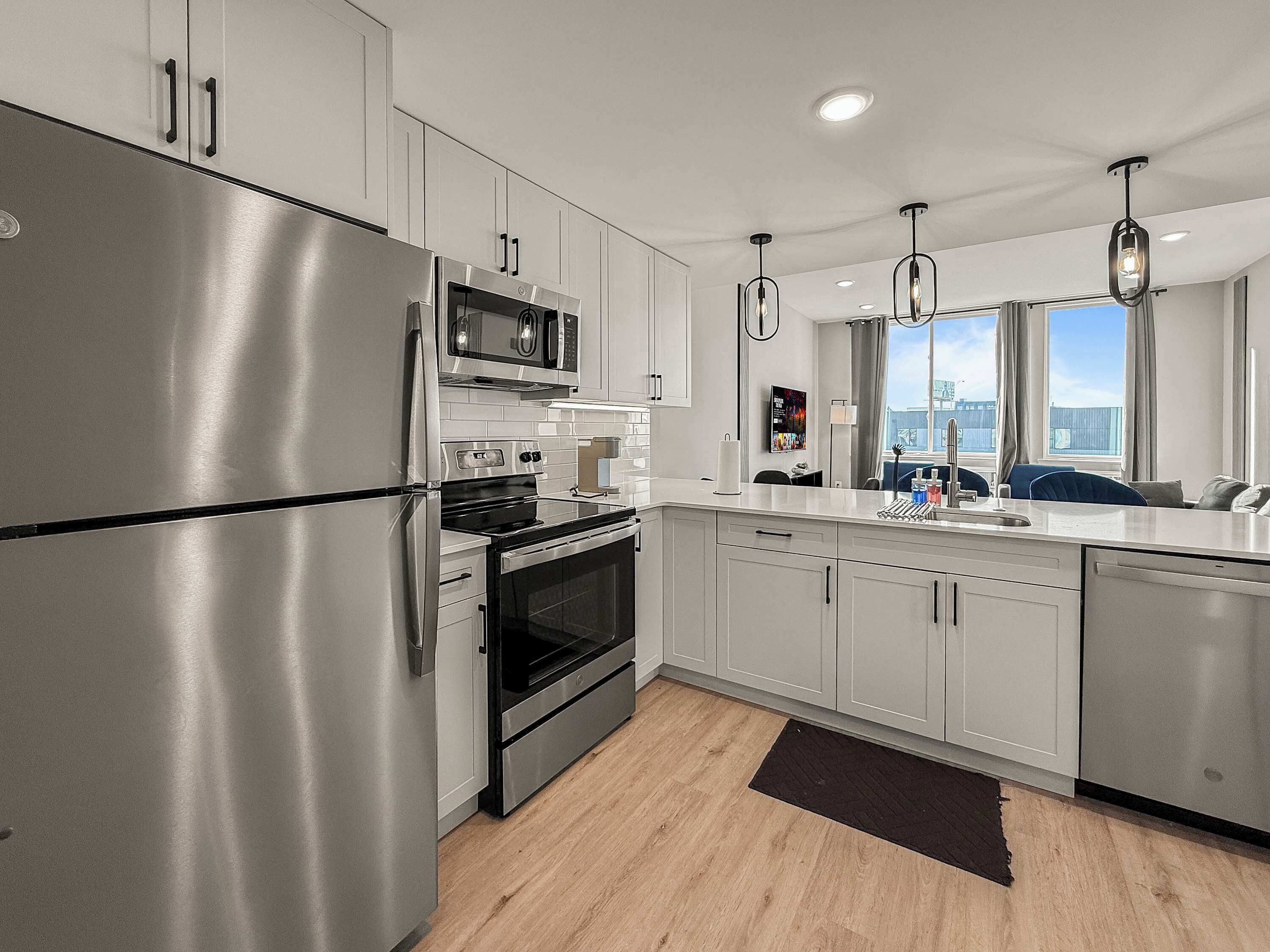 冷蔵庫、電子レンジ、オーブン、コンロ