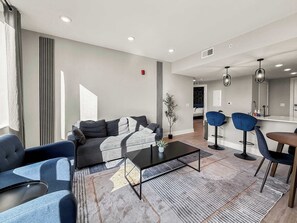 Una televisión, una oficina