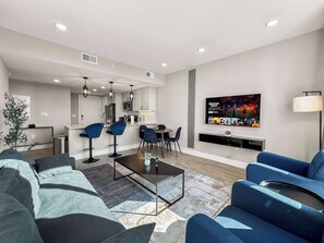 TV, offices - Luxury 2BD | 4 Beds | Northern Liberties (Philadelphia)
