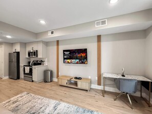 Jääkaappi, mikroaaltouuni, uuni, liesi