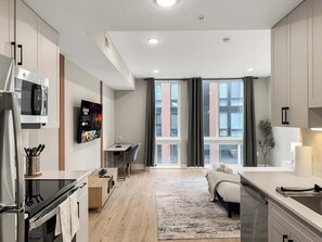 Jääkaappi, mikroaaltouuni, uuni, liesi