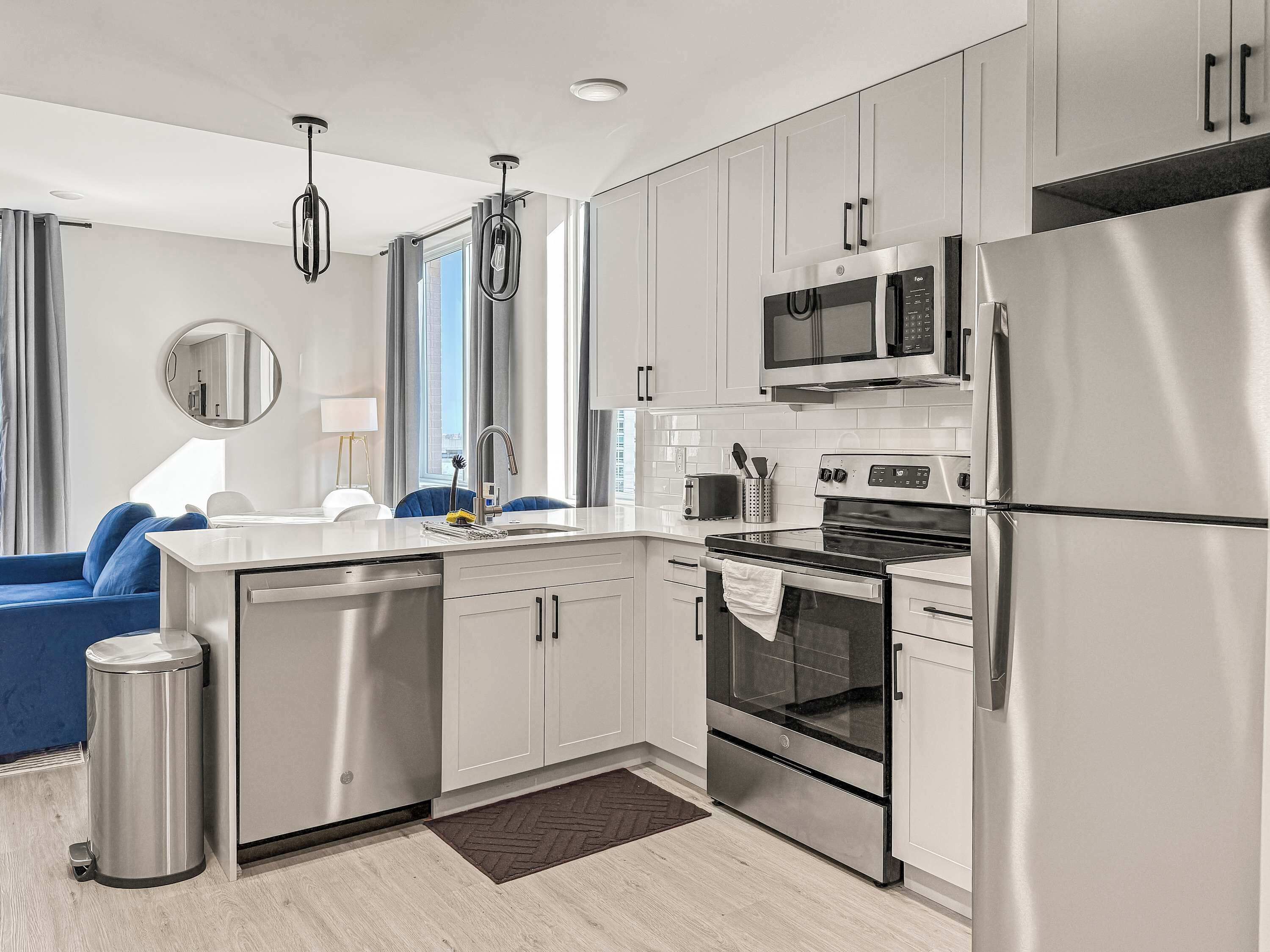 冷蔵庫、電子レンジ、オーブン、コンロ