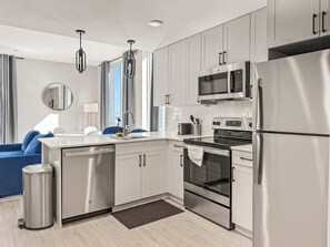 Frigorífic, microones, forn i placa de cuina 