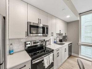 Frigorífico, microondas, horno y placa de cocina