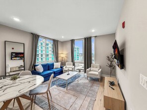 Een televisie en een kantoor