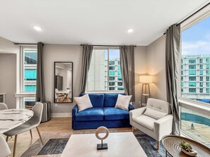 Una televisión, una oficina