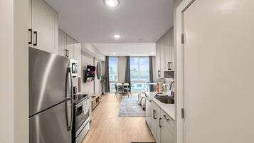 Réfrigérateur, micro-ondes, four, plaque de cuisson