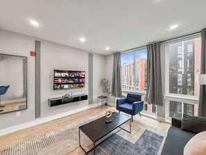 TV, offices - Luxury 2BD | 4 Beds | Northern Liberties (Philadelphia)