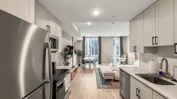 Réfrigérateur, micro-ondes, four, plaque de cuisson