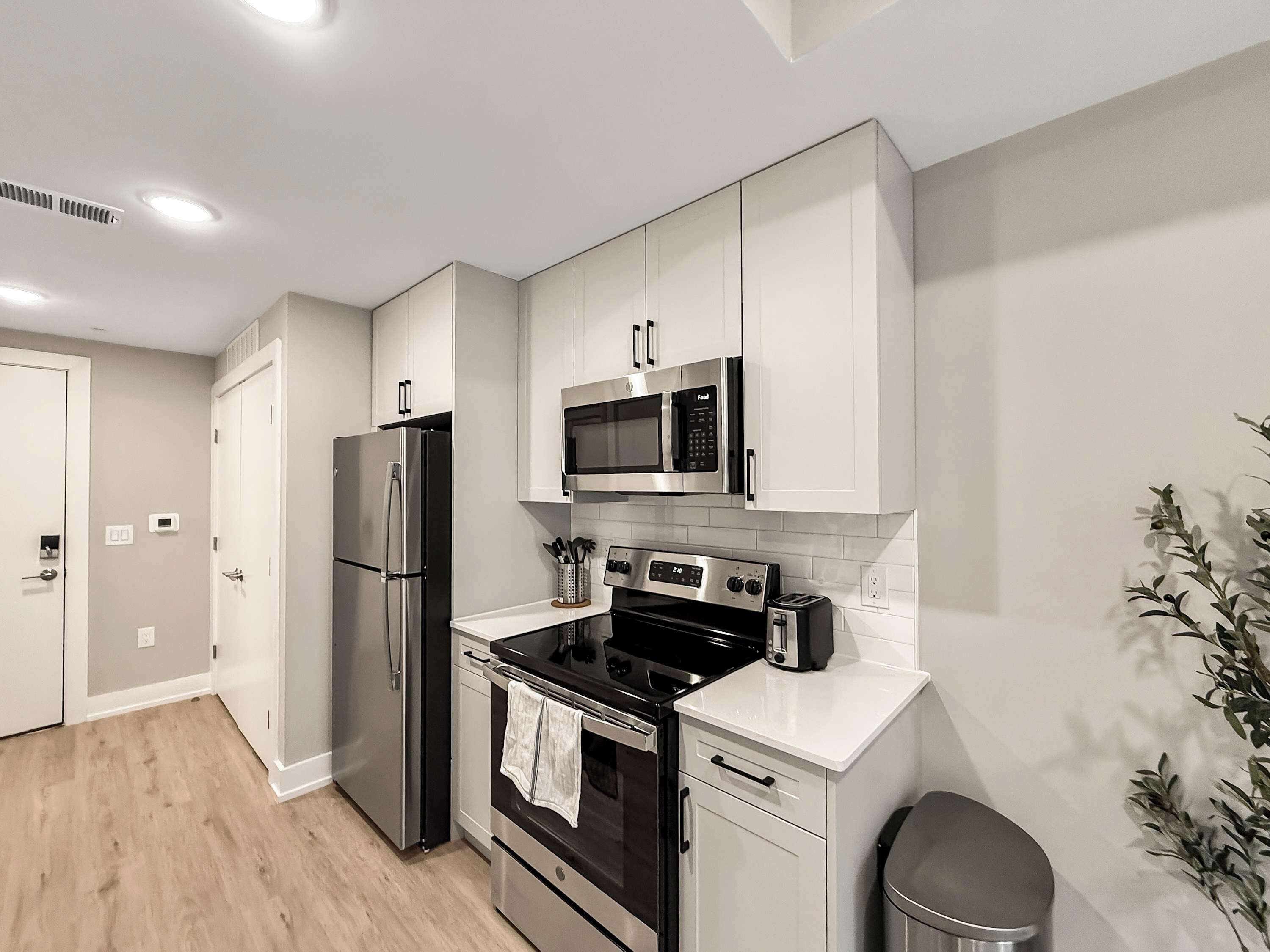 Een koelkast, een microgolfoven, een oven, een kookplaat