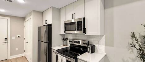 Kühlschrank, Mikrowelle, Ofen, Herdplatte