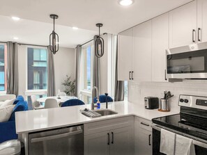 Kühlschrank, Mikrowelle, Ofen, Herdplatte