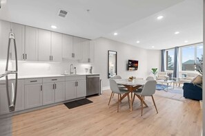 Réfrigérateur, micro-ondes, four, plaque de cuisson