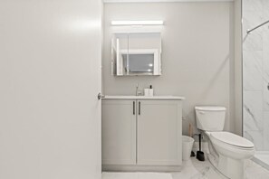 Douche, sèche-cheveux