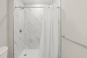 Shower, hair dryer, shampoo - Luxury 1BD | 2 Beds | Northern Liberties (Philadelphia)