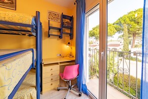 3 habitaciones y tabla de planchar con plancha