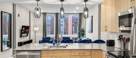 Jääkaappi, mikroaaltouuni, uuni, liesi