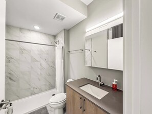 Douche, sĂšche-cheveux, shampoing