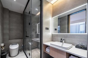 A modern bathroom with a glass shower enclosure, a white sink, and a large mirror. - Homeinn Ripple Yun Hotel (Guangde Bus Passenger Transport Center) (Guangde)