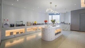 A modern reception area with a marble counter, built-in coffee machines, and a large window providing natural light. - Homeinn Ripple Yun Hotel (Guangde Bus Passenger Transport Center) (Guangde)