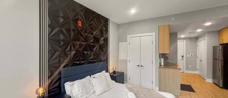 Desk, iron/ironing board, WiFi, bed sheets