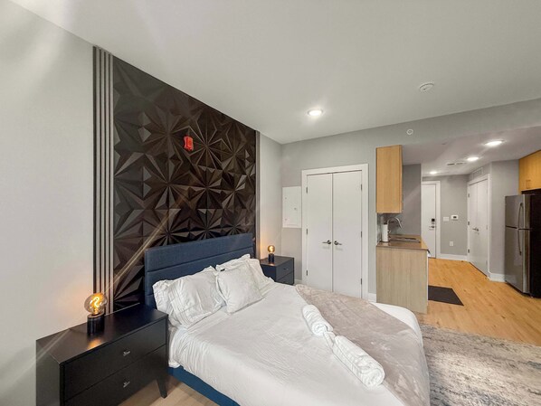 Desk, iron/ironing board, WiFi, bed sheets