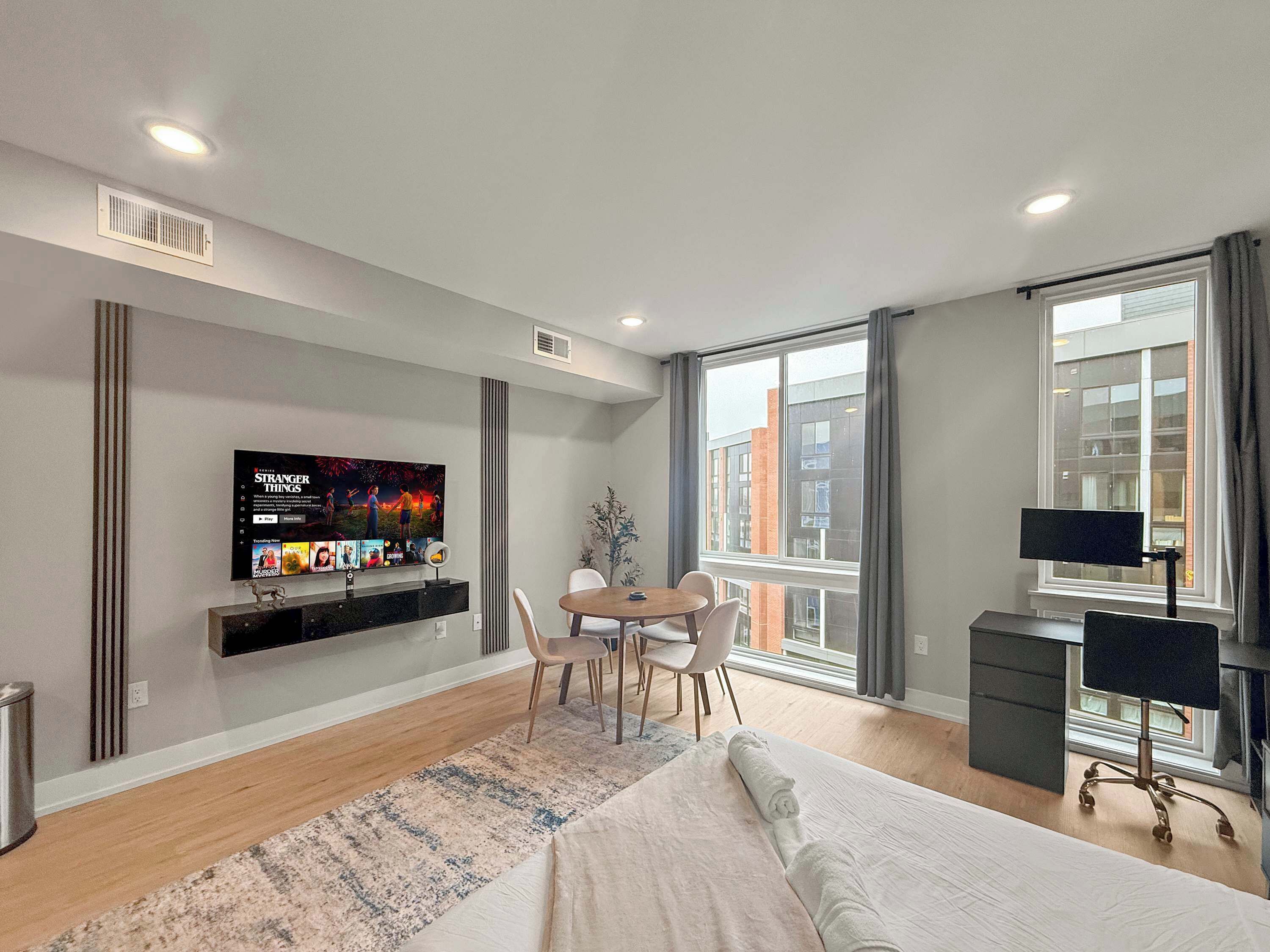 Skrivebord, strykejern/-brett, wi-fi og sengetøy