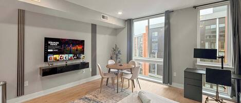 Skrivebord, strykejern/-brett, wi-fi og sengetøy