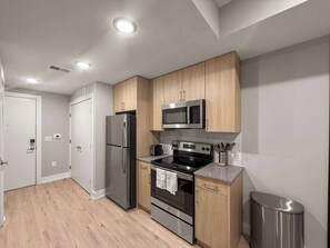 Een koelkast, een microgolfoven, een oven, een kookplaat