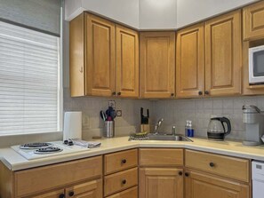 Frigorífico, microondas, horno y placa de cocina