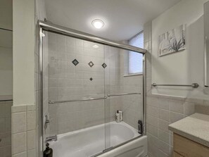 Douche, séchoir à cheveux, shampooing