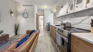 雪櫃、微波爐、焗爐、爐具