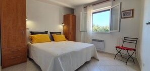 5 chambres, fer et planche à repasser