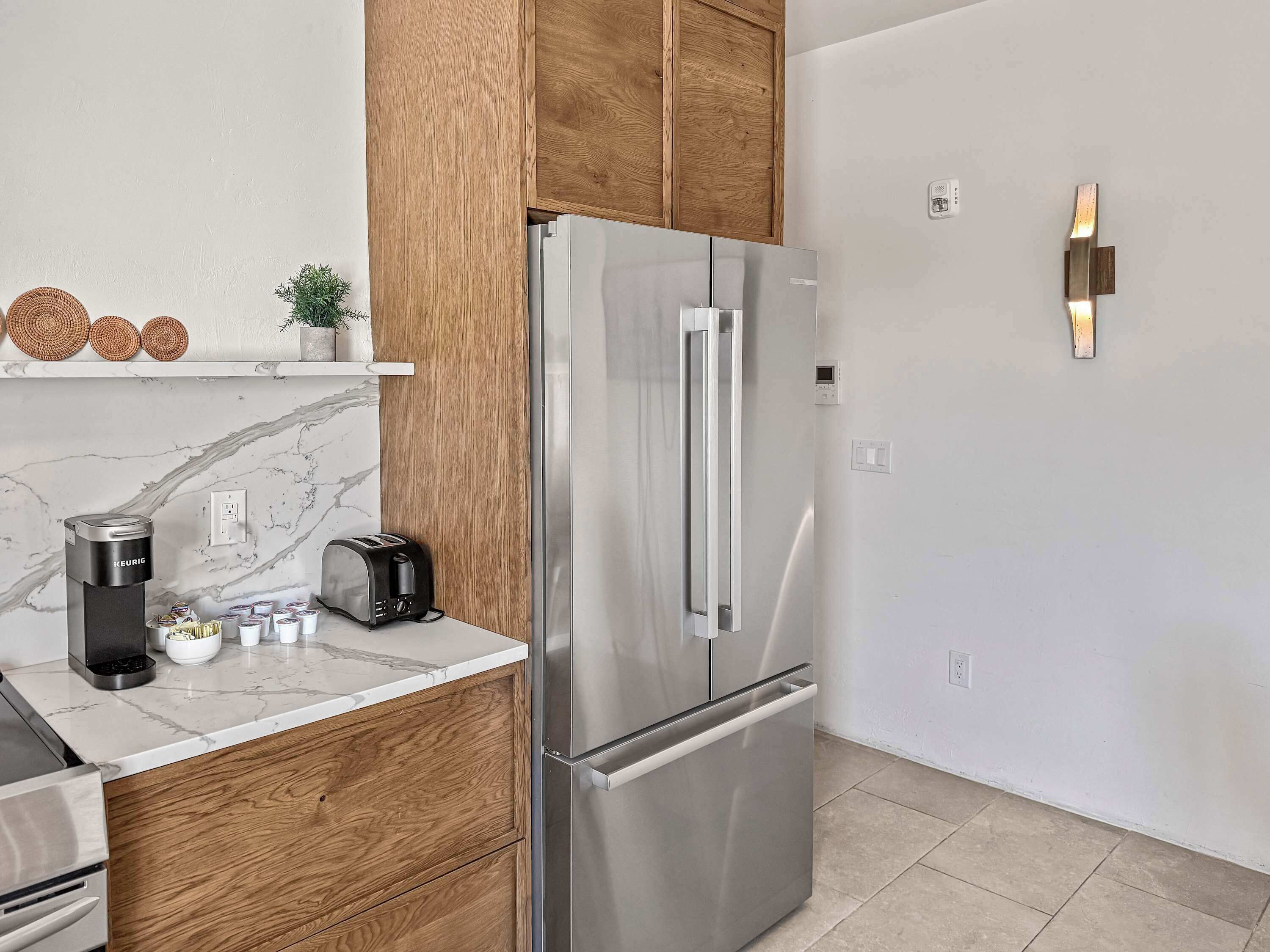 Frigorífico, microondas, horno y placa de cocina