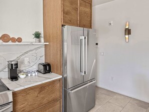 Fridge, microwave, oven, stovetop - Luxury 1BD | 1 Bed | South St (Philadelphia)