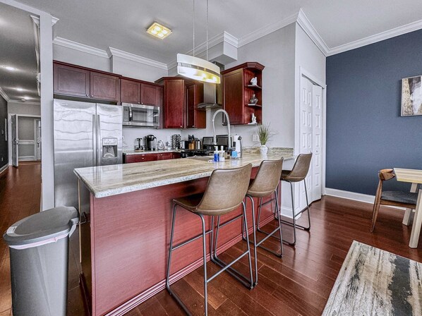 ثلاجة، ميكروويف، فرن، موقد طهي مسطح