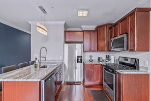 冷蔵庫、電子レンジ、オーブン、コンロ