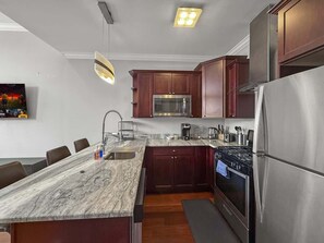 Jääkaappi, mikroaaltouuni, uuni, astianpesukone