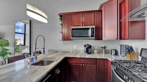 Réfrigérateur, four à micro-ondes, un four, surface de cuisson